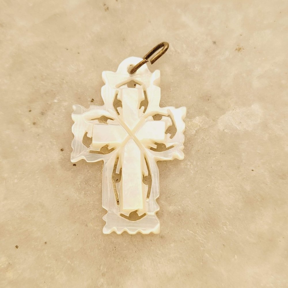 Vintage Mother of Pearl Etched Cross Pendant - Picture 1 of 3
